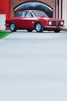 1965 Alfa Romeo Giulia GTA phone wallpaper thumbnail.