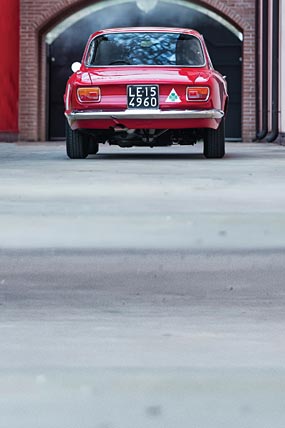 1965 Alfa Romeo Giulia GTA phone wallpaper thumbnail.