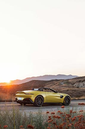 2021 Aston Martin Vantage Roadster phone wallpaper thumbnail.