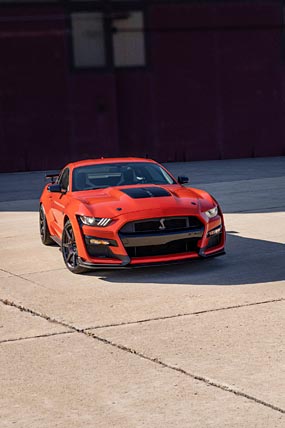 2022 Ford Mustang Shelby GT500 phone wallpaper thumbnail.