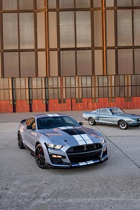 2022 Ford Mustang Shelby GT500 phone wallpaper thumbnail.