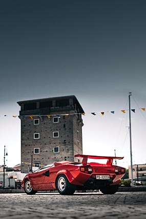 1985 Lamborghini Countach Quattrovalvole phone wallpaper thumbnail.