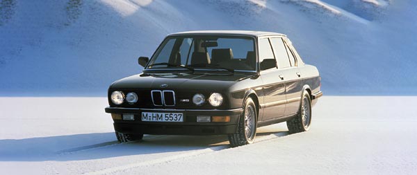 1987 BMW M5 wide wallpaper thumbnail.