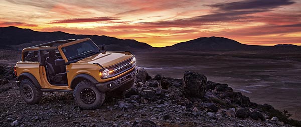 2021 Ford Bronco wide wallpaper thumbnail.