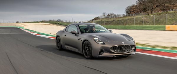 2023 Maserati GranTurismo Folgore super ultrawide wallpaper thumbnail.