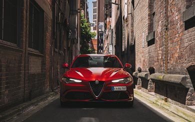 2016 Alfa Romeo Giulia Quadrifoglio wallpaper thumbnail.