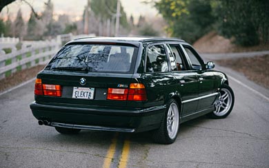 1995 BMW M5 wallpaper thumbnail.