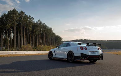 2015 Nissan GT-R Nismo wallpaper thumbnail.