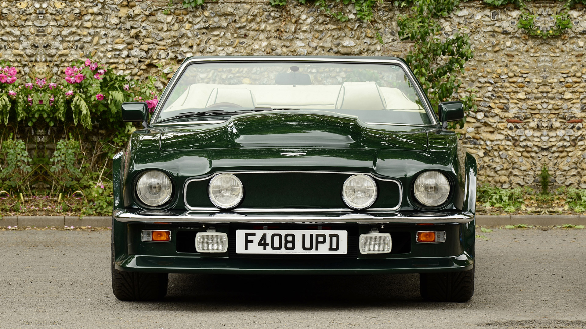  1984 Aston Martin V8 Vantage Volante Wallpaper.