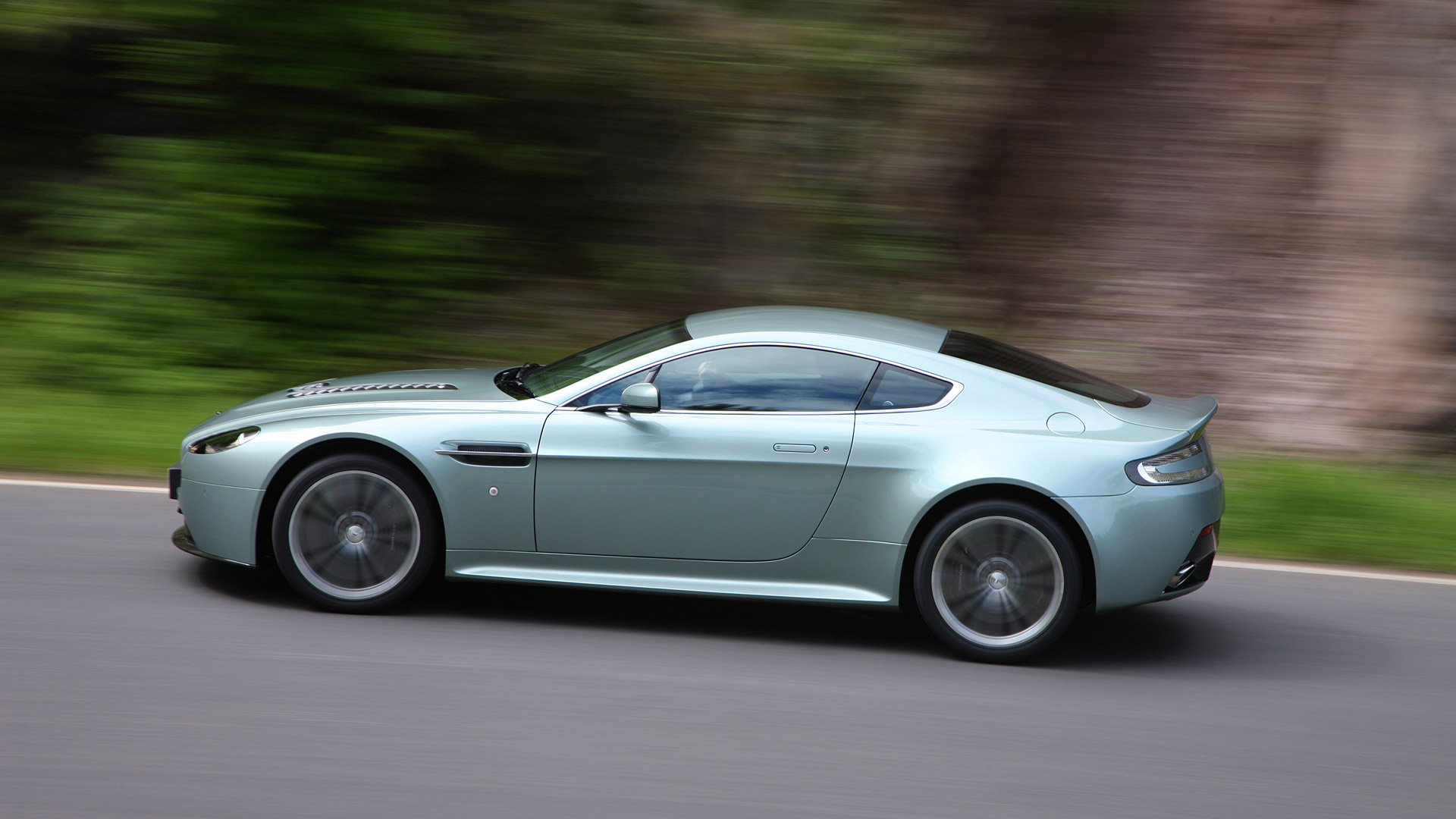  2010 Aston Martin V12 Vantage Wallpaper.