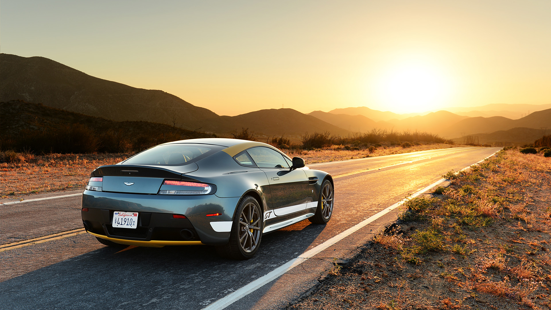  2015 Aston Martin V8 Vantage GT Wallpaper.