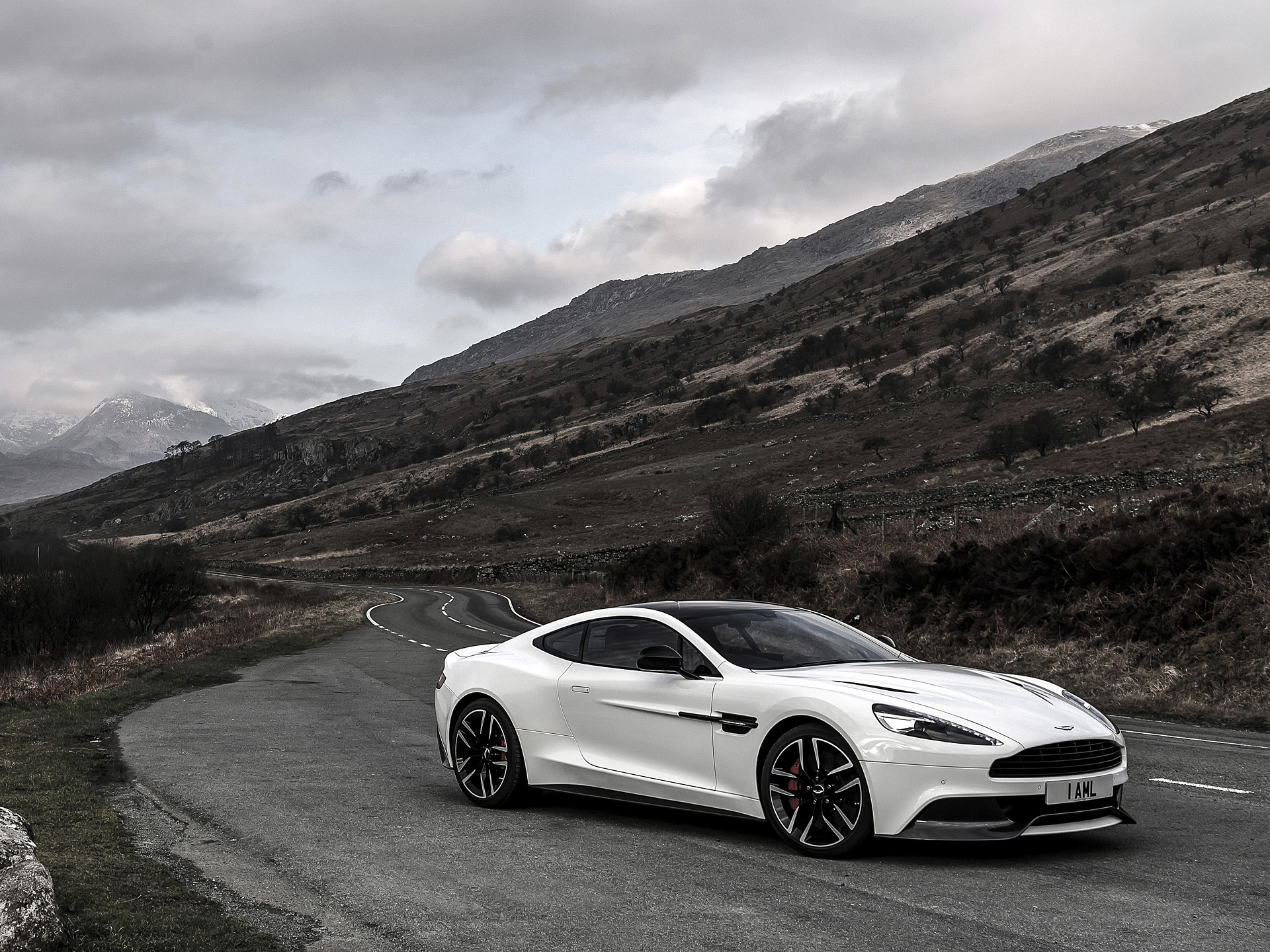  2015 Aston Martin Vanquish Carbon Edition= Wallpaper.