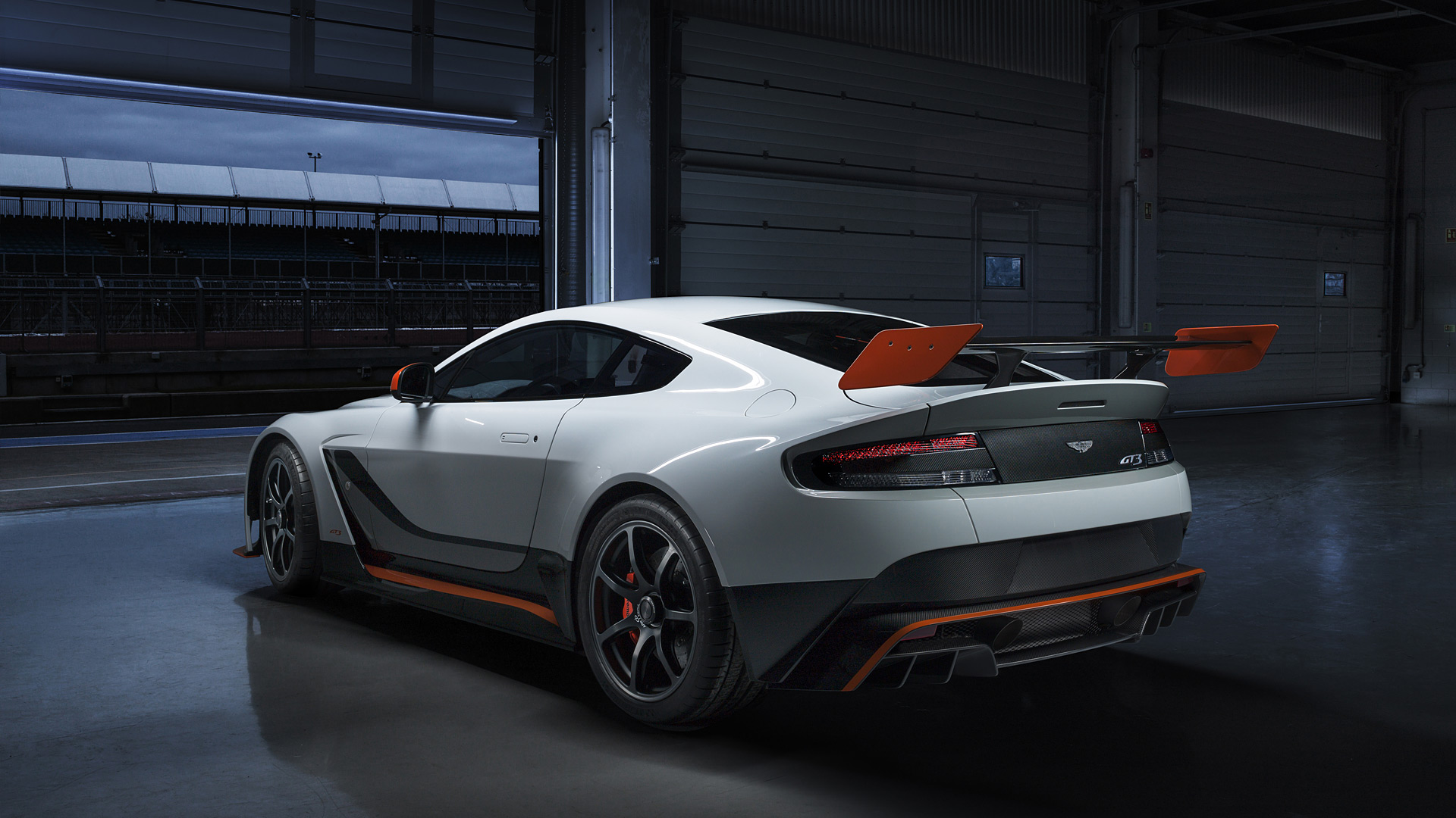  2015 Aston Martin Vantage GT12= Wallpaper.