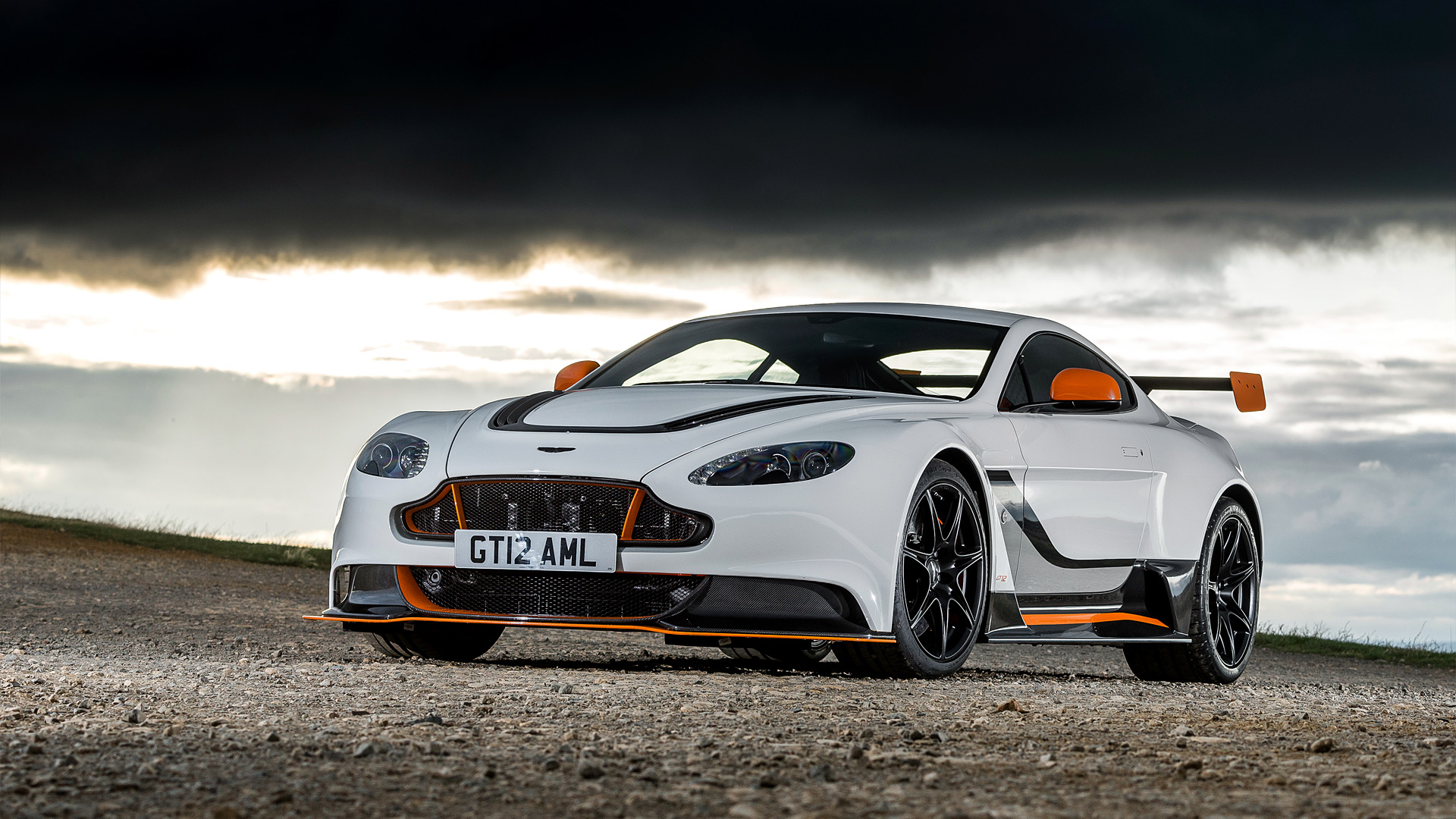  2015 Aston Martin Vantage GT12= Wallpaper.