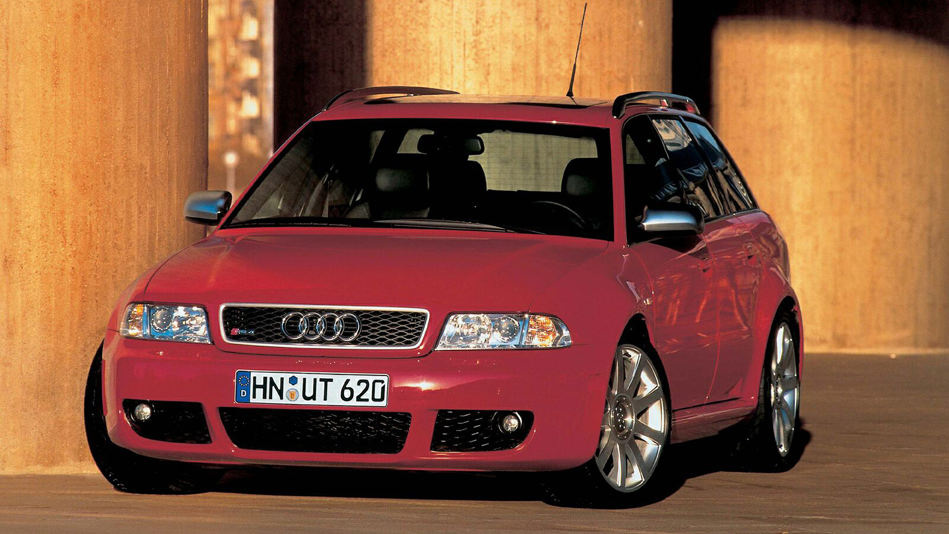  2000 Audi RS4 Avant Wallpaper.