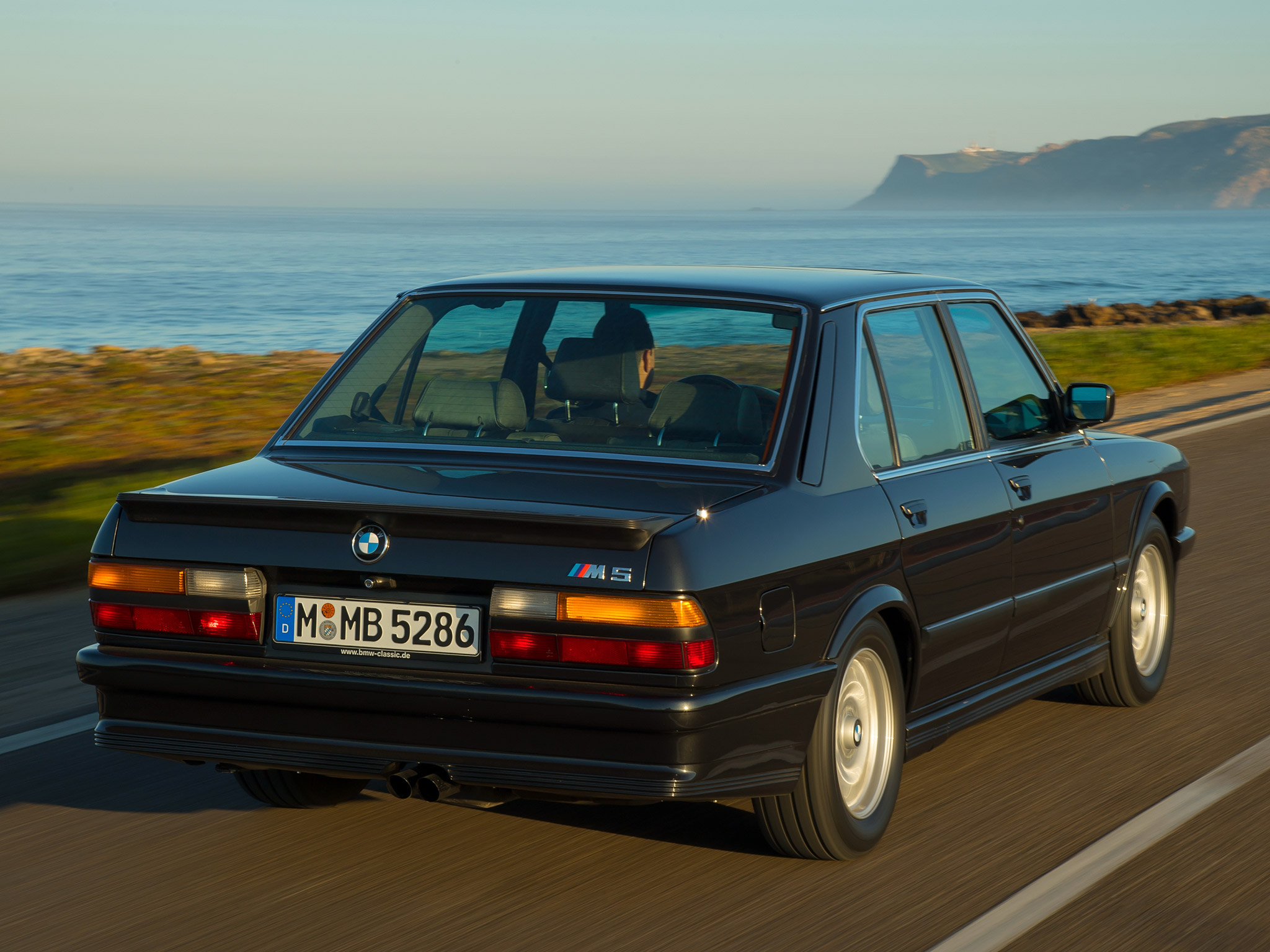  1987 BMW M5 Wallpaper.