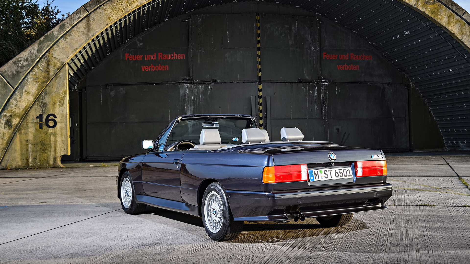  1988 BMW M3 Cabrio Wallpaper.