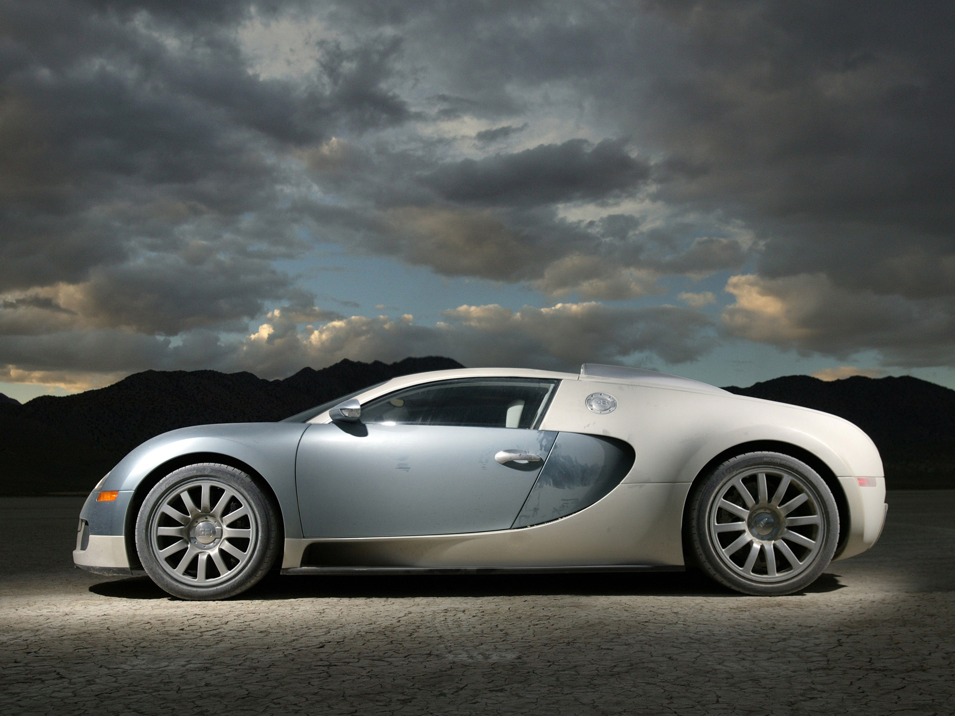  2005 Bugatti Veyron Wallpaper.