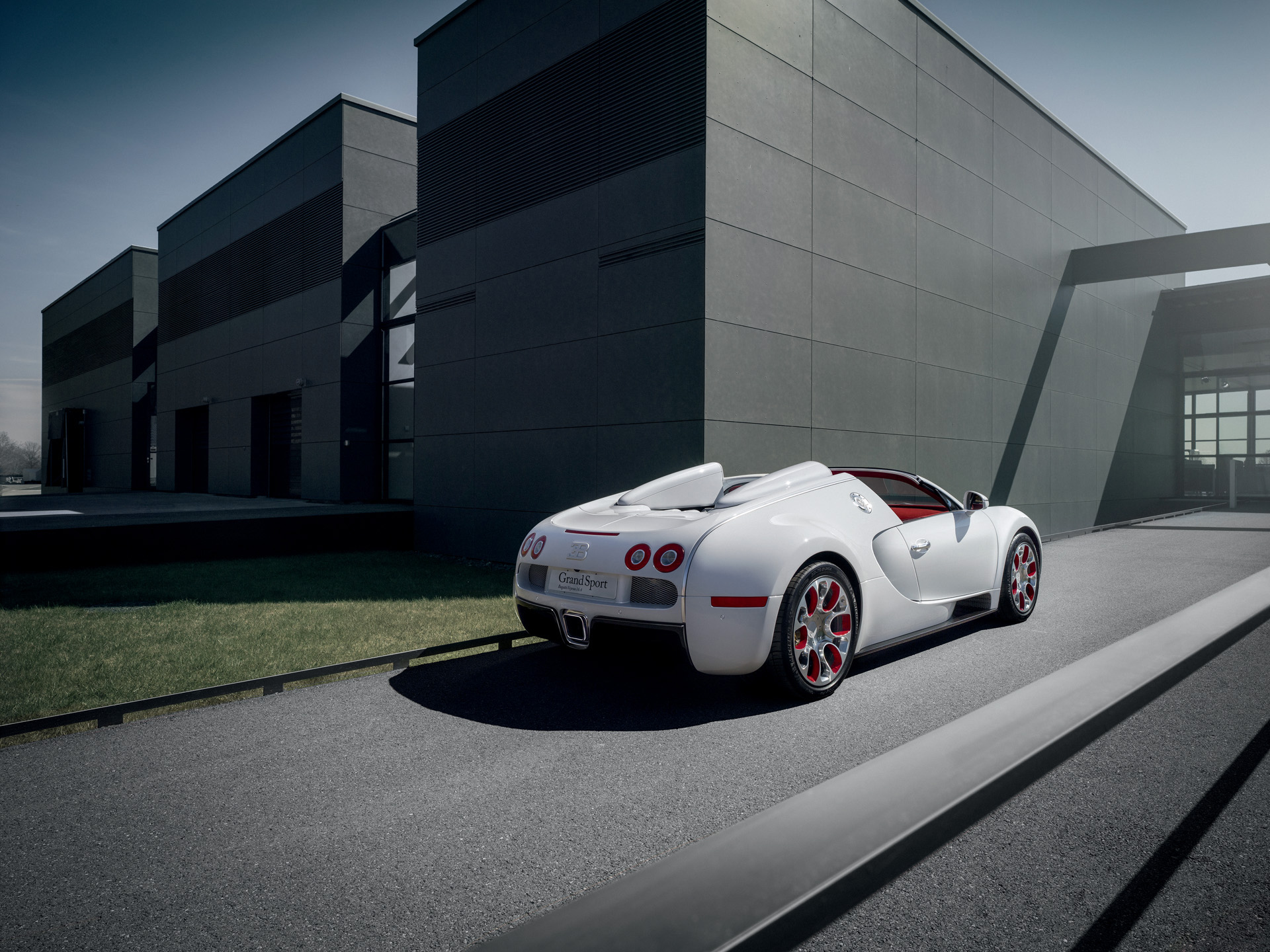  2012 Bugatti Veyron Grand Sport Vitesse Wallpaper.