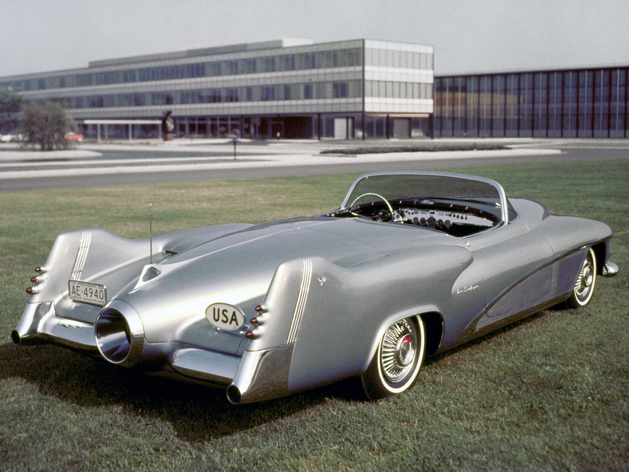  1951 Buick LeSabre Concept Wallpaper.