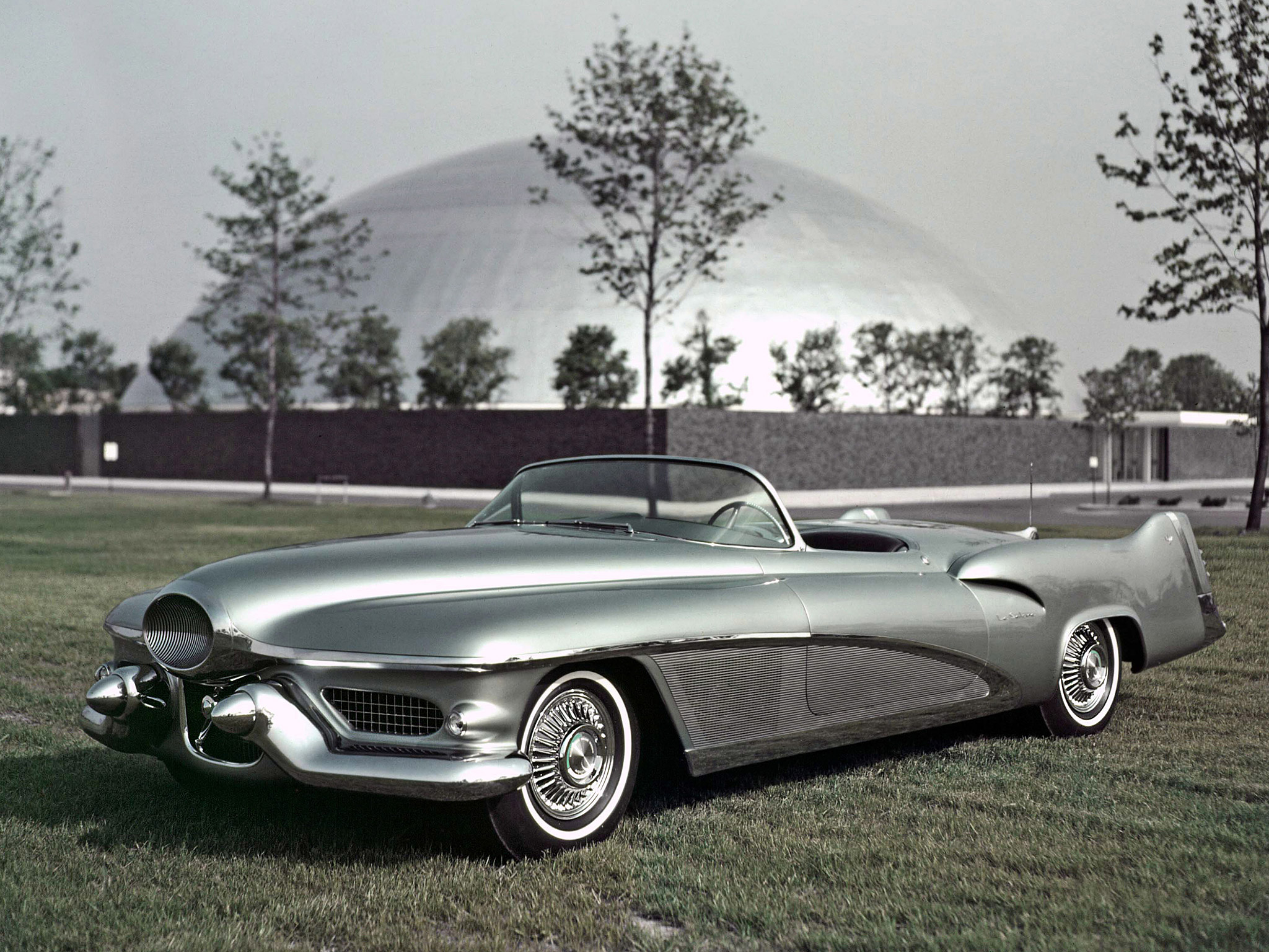  1951 Buick LeSabre Concept Wallpaper.