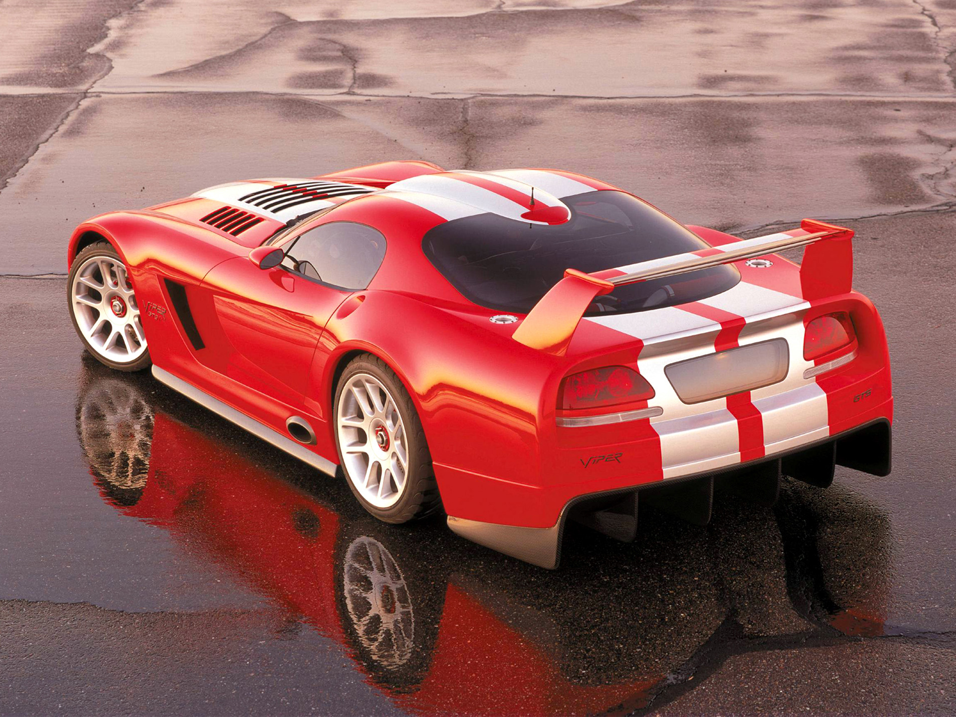  2000 Dodge Viper GTS-R Concept Wallpaper.