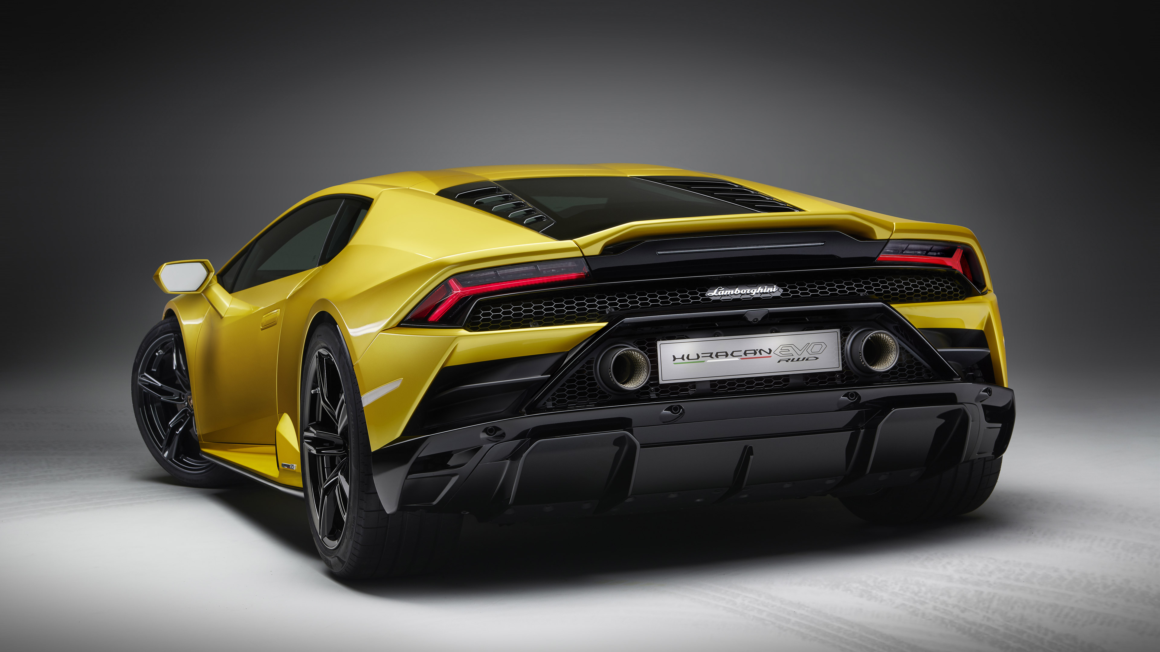  2021 Lamborghini Huracan EVO RWD Wallpaper.