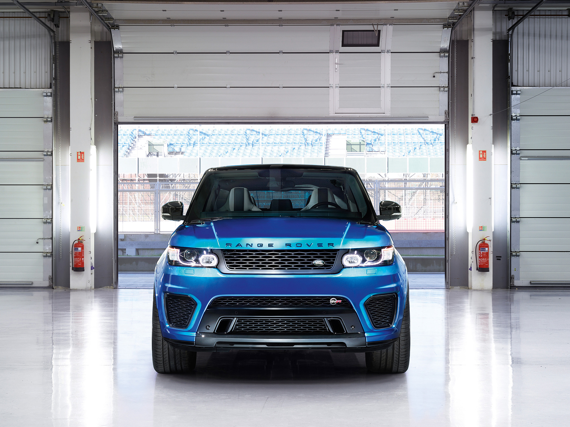  2015 Land Rover Range Rover Sport SVR Wallpaper.