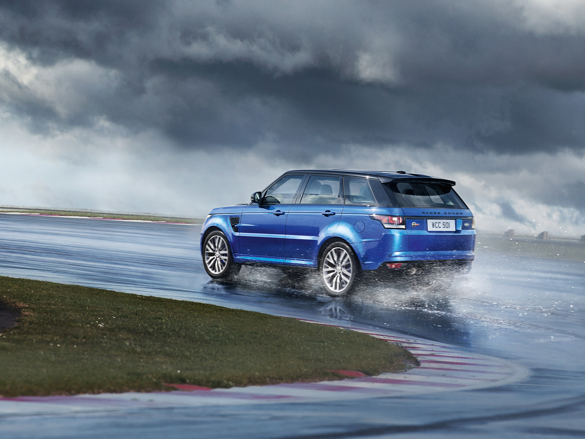  2015 Land Rover Range Rover Sport SVR Wallpaper.