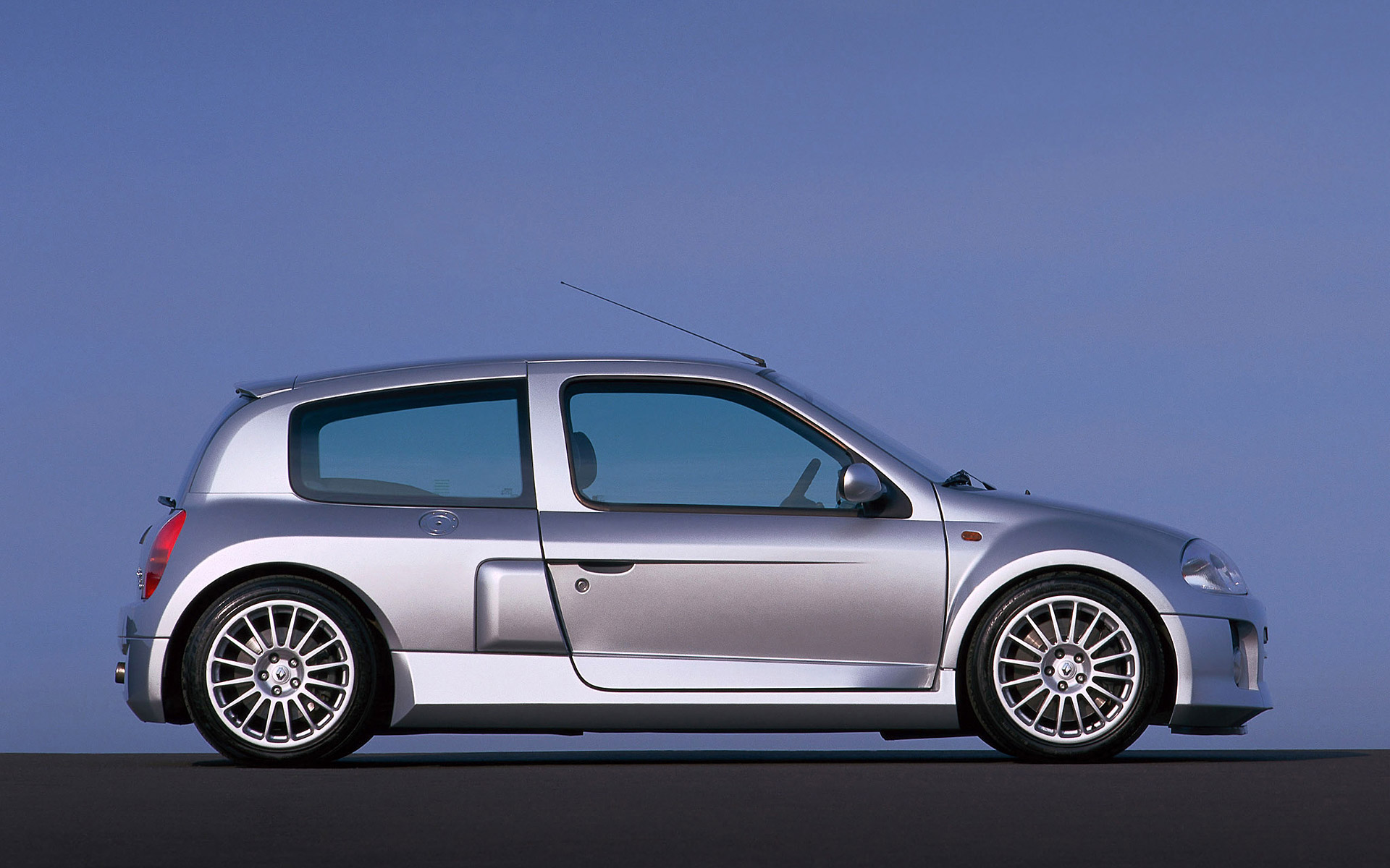  2000 Renault Clio V6 Wallpaper.