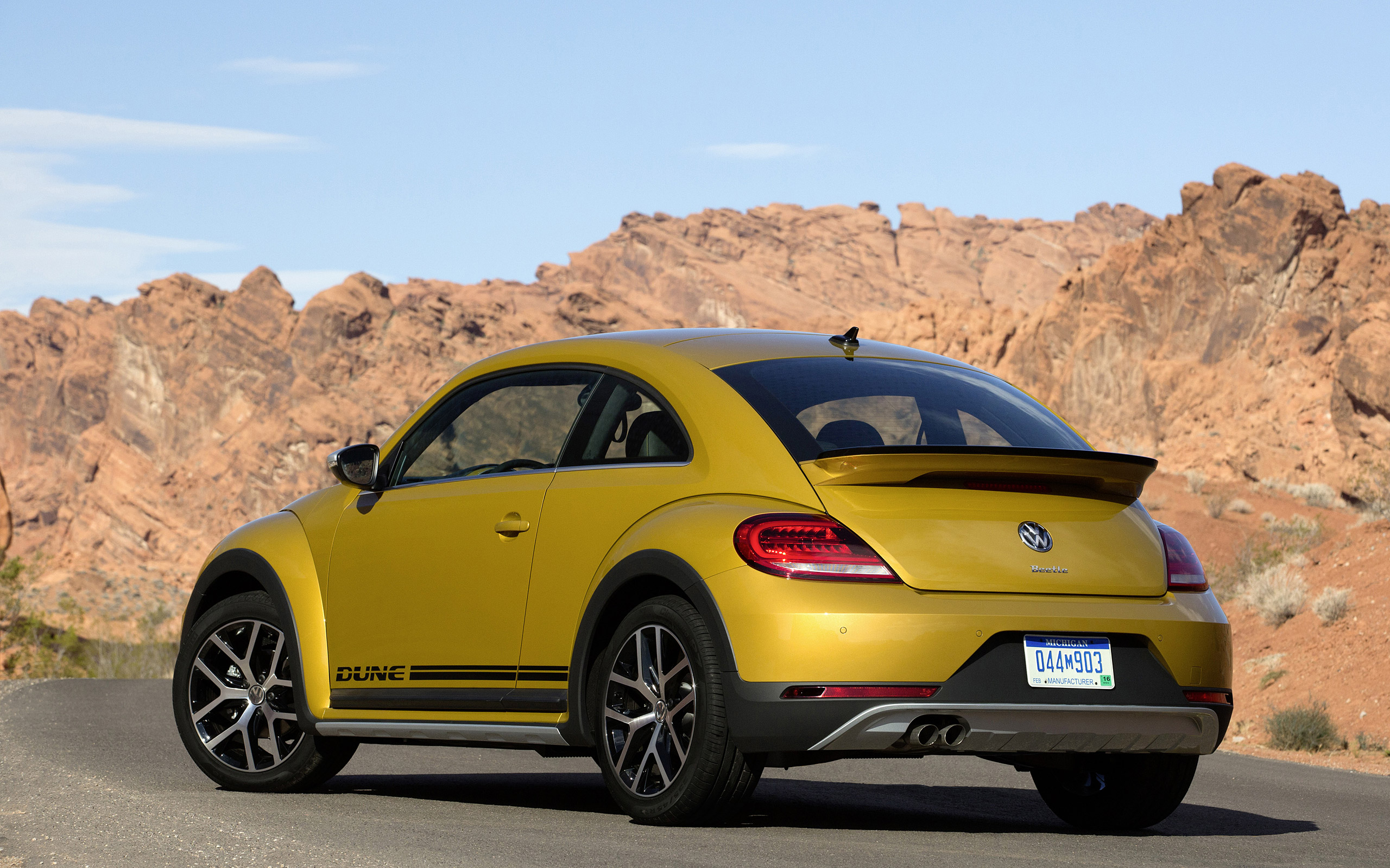  2016 Volkswagen Beetle Dune Wallpaper.