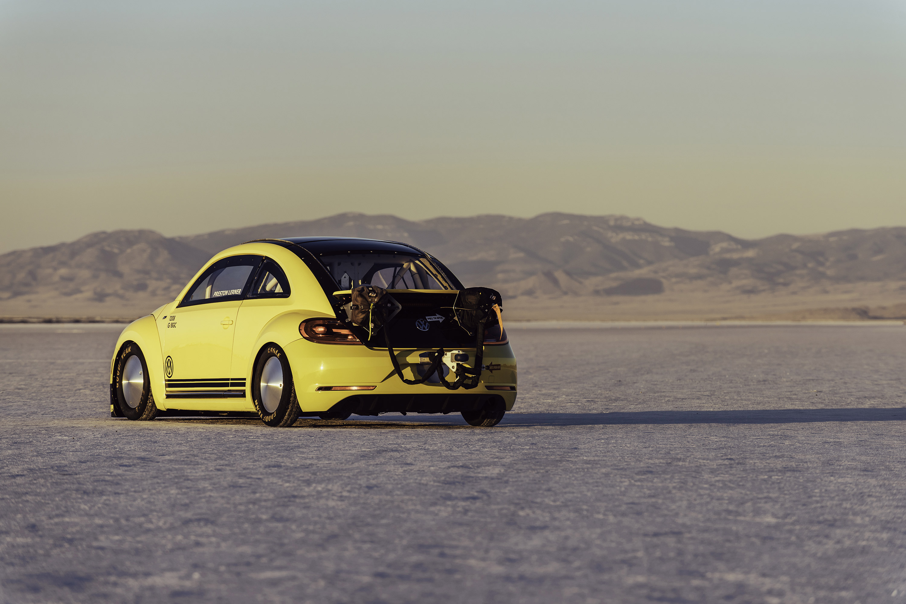  2016 Volkswagen Beetle LSR Wallpaper.