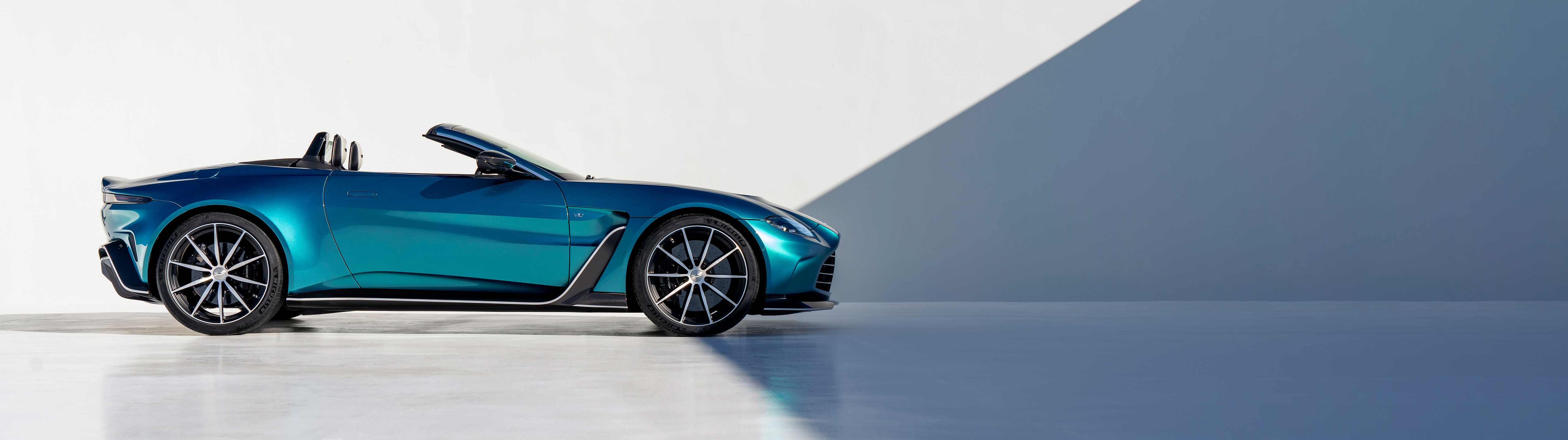  2023 Aston Martin V12 Vantage Roadster Wallpaper.